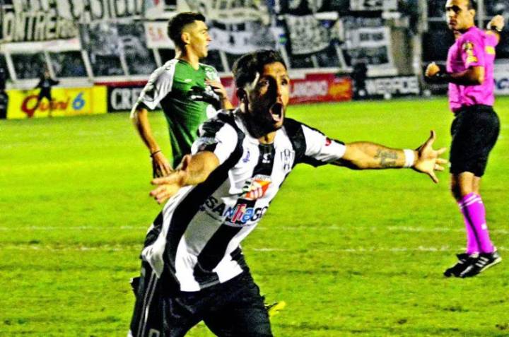 El "Bicho" Rossi puso en venta una camiseta del "Ferro" para aliviar su situación económica