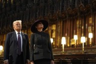 Donald Trump rinde homenaje a la Reina Isabel II de Inglaterra y deposita una corona de flores sobre su tumba