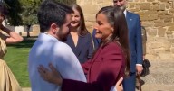 El cariñoso gesto de la Reina Letizia con un joven periodista en Navarra tras improvisarles una canción