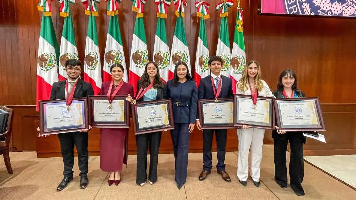 Jóvenes de Sinaloa reciben el Premio al Mérito Juvenil 2025 en sesión solemne del Congreso