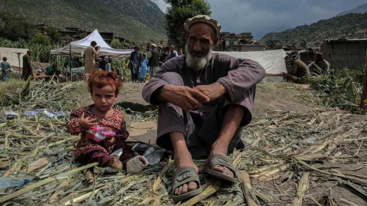 Aumentan a más de 2.200 los muertos por el terremoto en el este de Afganistán mientras otro seísmo sacude la zona