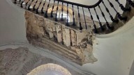 Desalojan a los vecinos de un edificio del centro de Cartagena por el derrumbe de parte de su escalera interior