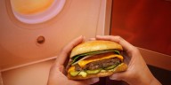 Insignia by Avianca: nuevo menú con Home Burgers y chefs colombianos en vuelos a Europa 