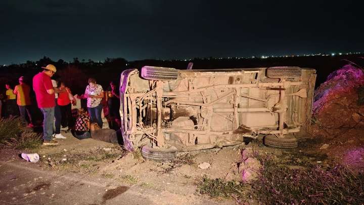 Aparatosa volcadura deja un herido cerca del ejido El Cambio en Torreón