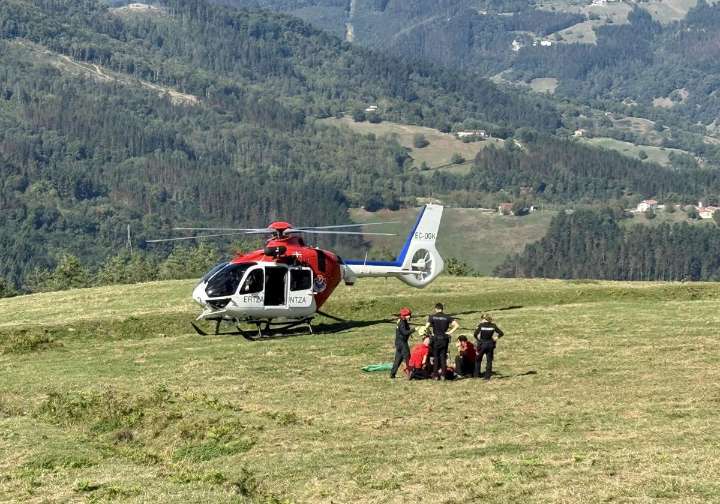 Evacuación en helicóptero en Atxurbi tras la caída de un ciclista durante la Axari Trail en Idiazabal
