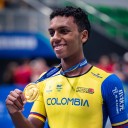 Wilcar Aguilar aterrizó en el Cesar con oro y bronce del Mundial de Patinaje: multitud lo ovacionó en el aeropuerto de Valledupar 