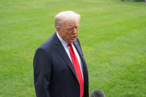 Demócratas exhiben carta sexual atribuida a Trump en álbum de Epstein