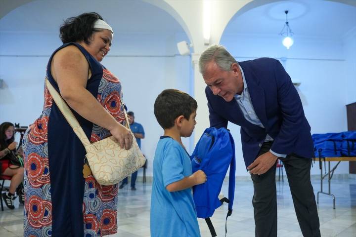 El Ayuntamiento de Sevilla reparte las primeras mochilas escolares gratuitas a familias vulnerables