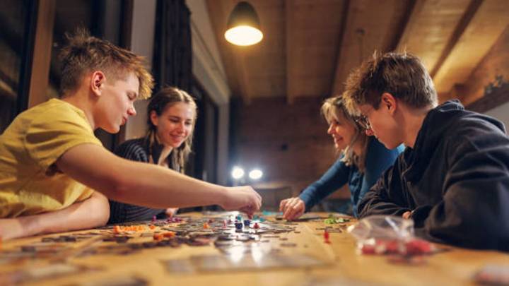 10 pasatiempos de la vieja escuela con los que crecieron los baby boomers y que ahora están en auge nuevamente