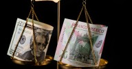 El peso y la bolsa retroceden a la espera de decisión de la Reserva Federal
