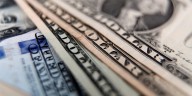 En el segundo día del nuevo esquema, el dólar oficial cerró sin cambios a $1.375 y la Bolsa cayó por encima del 2%