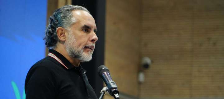 “A los candidatos de derecha e izquierda les hace falta pelo para el moño”: Benedetti