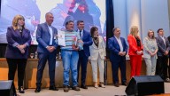 Orrego encabezó la entrega de llaves y escrituras a vecinos de seis departamentos