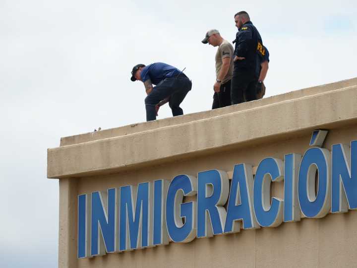 Un inmigrante muerto y otros dos heridos a tiros bajo custodia de Estados Unidos: qué se sabe del tiroteo en el Centro de Detención del ICE en Dallas