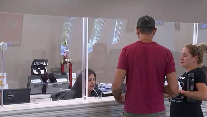 Juez estadounidense bloquea decisión de eliminar TPS para venezolanos