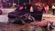 Conductor ebrio choca automóvil en Torreón e intentar huir; terminó estampándose contra camellón central