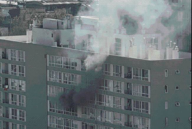 Incendio afecta a edificio de departamentos en Santiago