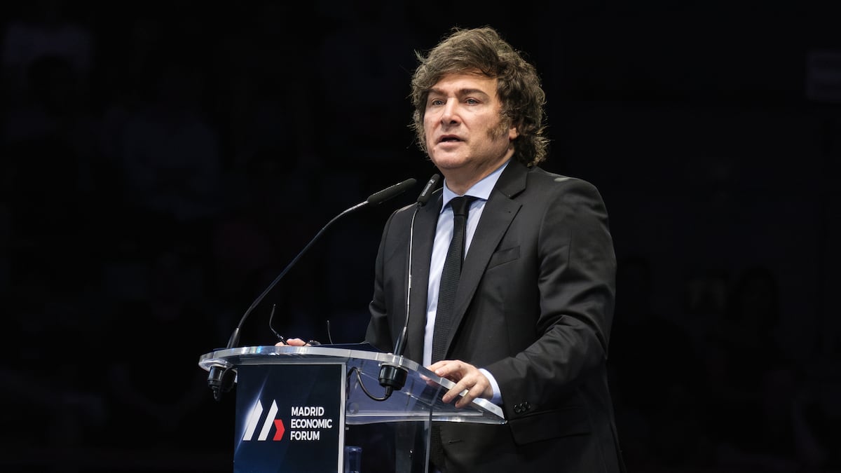 Milei cambia de estrategia y vende dólares del Tesoro para sostener el peso antes de las elecciones
