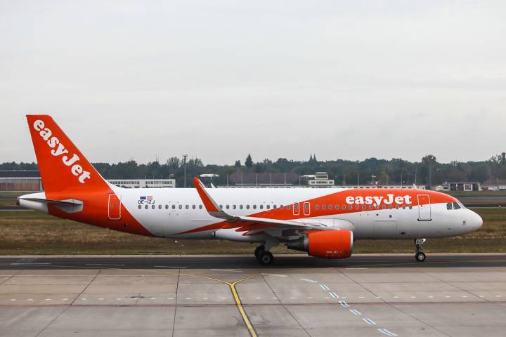 Plane Allegedly Flies Within 10 Feet Above Parked EasyJet Flight
