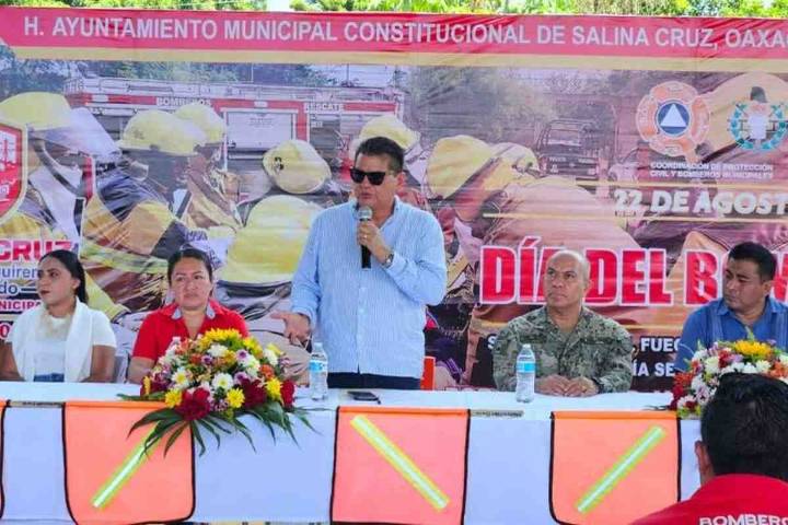 Destituyen a mandos policiacos y piden revocación del alcalde tras segundo caso de muerte de una mujer en separos de Salina Cruz