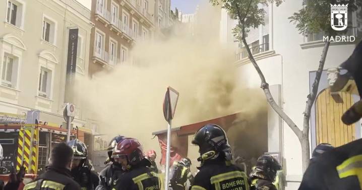Dos bomberos graves, tras extinguir un incendio en un restaurante madrileño