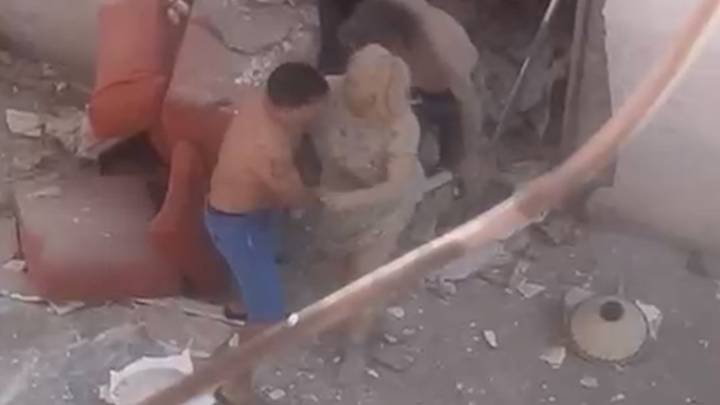 Una explosión en un bar de Vallecas deja cinco heridos graves y 20 leves: los bomberos buscan entre los escombros a más víctimas