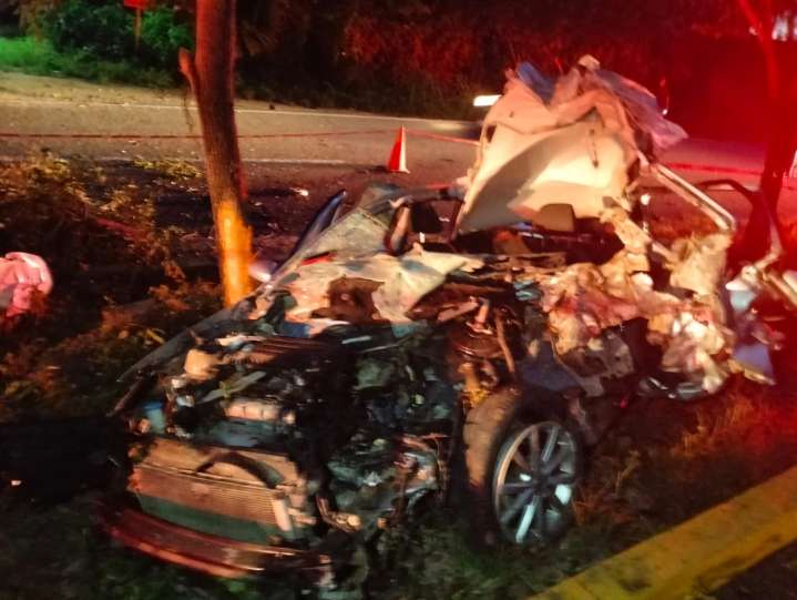 Chocan contra árbol y mueren 2 jóvenes en Huatulco