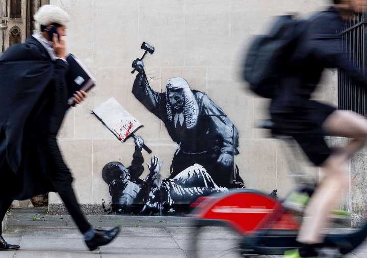 Mural de Banksy muestra a juez golpeando a manifestante; aparece tras detenciones de Palestine Action
