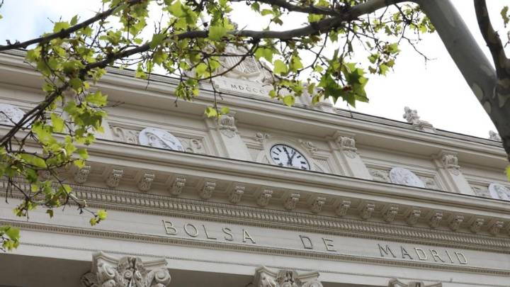 El Ibex 35 arranca la semana con un alza del 0,3% y busca los 14.900 puntos