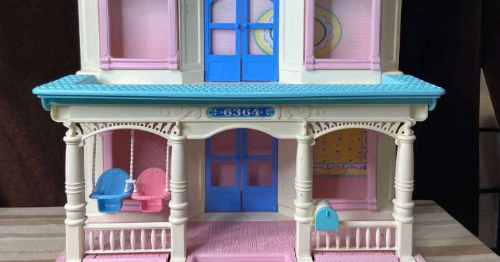 Toys: Fisher Price Loving Family dollhouse, why parents are paying hundreds for the '90s toy