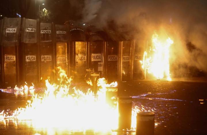 Reportan saldo blanco por marcha de Ayotzinapa en la CDMX
