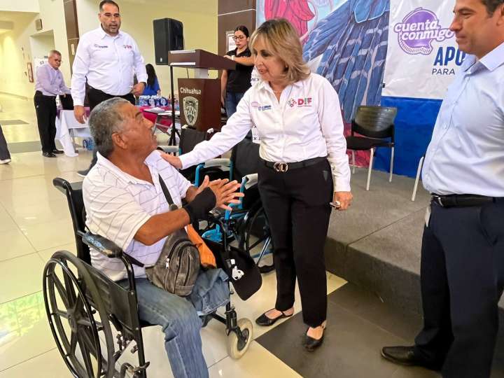 Entrega DIF Estatal 102 sillas de ruedas en Juárez