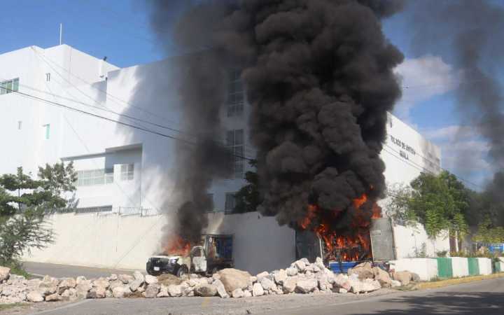 Ayotzinapa | Incendian camionetas afuera del Palacio de Justicia de Iguala