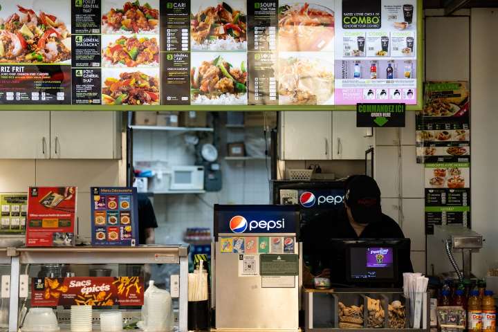 Restaurants under pressure as Canadians dine out less to save money: report