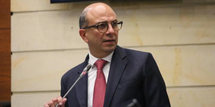 Con un discurso cargado de compromiso, Carlos Camargo llega a Corte Constitucional: “La Constitución no pertenece a una élite, sino al pueblo”
