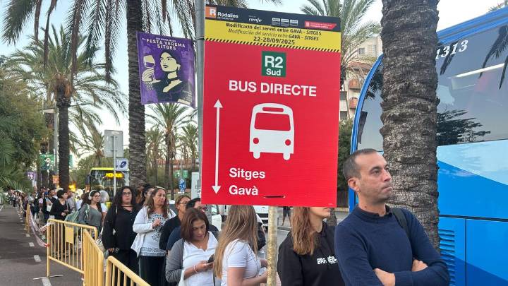 Resignación de los usuarios ante el “bastante ágil” plan alternativo de Renfe por las obras en Castelldefels