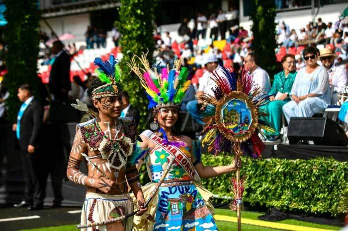 Estudiantes muestran con orgullo su identidad nacional con trajes culturales