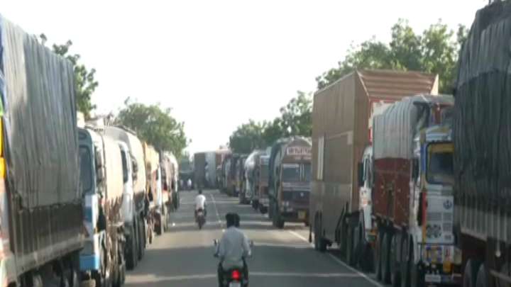 Hundreds of vehicles stranded on highway in Kalaburagi due to flooding, villagers moved to safety