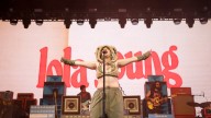 Así fue el momento en el que la cantante británica Lola Young se desmayó en pleno concierto en Nueva York: la artista canceló todas sus presentaciones