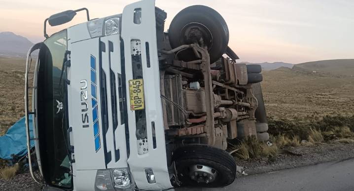 Despiste y volcadura de camión en la vía Arequipa-Puno deja daños materiales