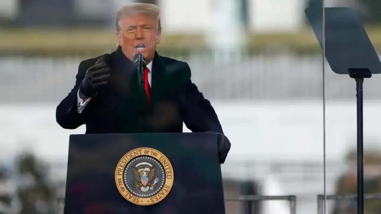 El campo de golf de Trump exhibe un sello presidencial dorado: esta es la razón por la que podría violar la ley federal