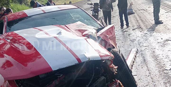 Mustang acaba destrozado tras chocar en la salida a Quiroga, en Morelia