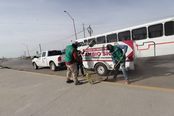 Atienden acumulación de tierra y basura en camellones y vialidades