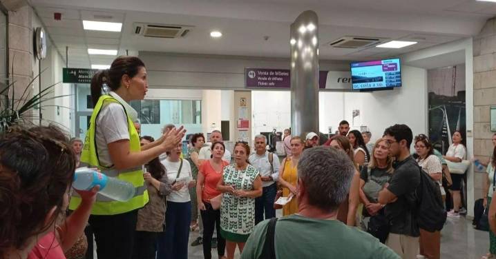 Renfe amenaza  con demandar  a la Xunta por los cortes de tren