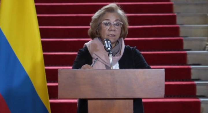 Canciller Rosa Villavicencio se solidariza con Gustavo Petro y renuncia a su visa estadounidense