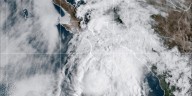 Huracán "Lorena" se debilita, pero sigue el riesgo de inundaciones y deslaves en la costa del Pacífico mexicano