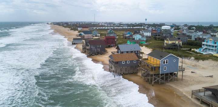 Un escombro de madera, clavos y restos: otra casa frente al mar colapsó en Carolina del Norte
