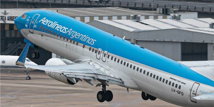 Aerolíneas Argentinas lanzó un plan para pagar pasajes en hasta 12 cuotas sin interés en vuelos nacionales