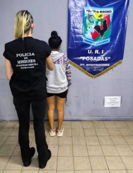 Detuvieron a madre que usaba a su hija de 6 años para robar