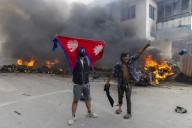 Renunció el primer ministro de Nepal que había prohibido las redes sociales y desató una represión que dejó 19 muertos